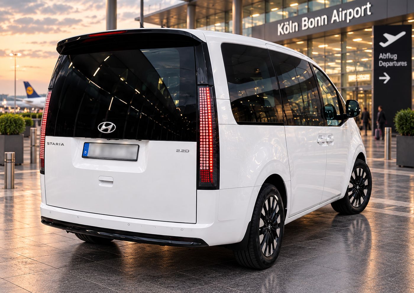 Heckansicht des weißen Hyundai Staria am Flughafen Köln/Bonn