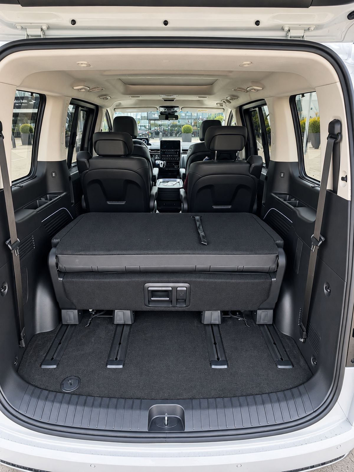 Geöffneter Kofferraum des Hyundai Staria mit Platz für mehrere Koffer